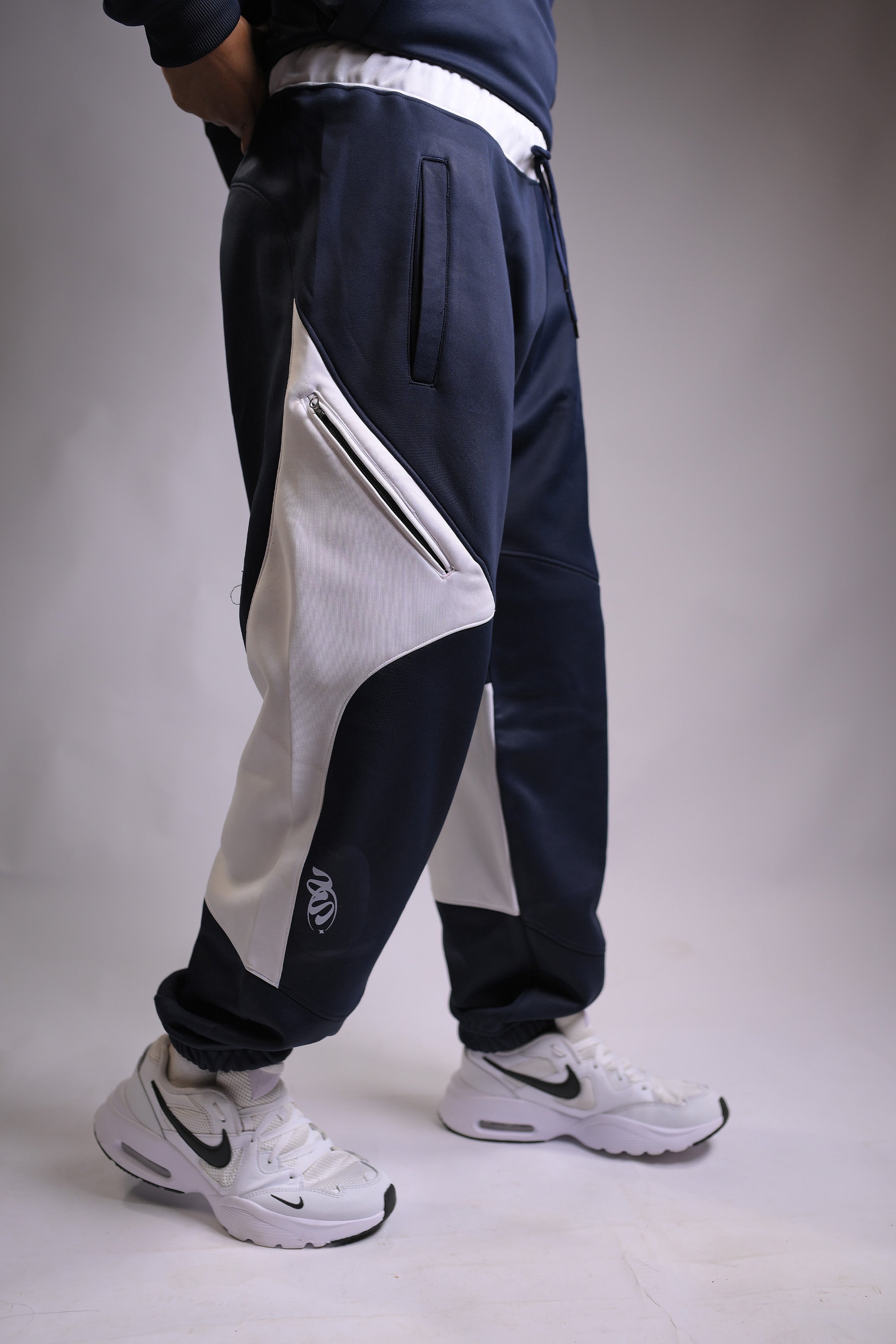 Dual-Tone Vortex Joggers – Navy & White