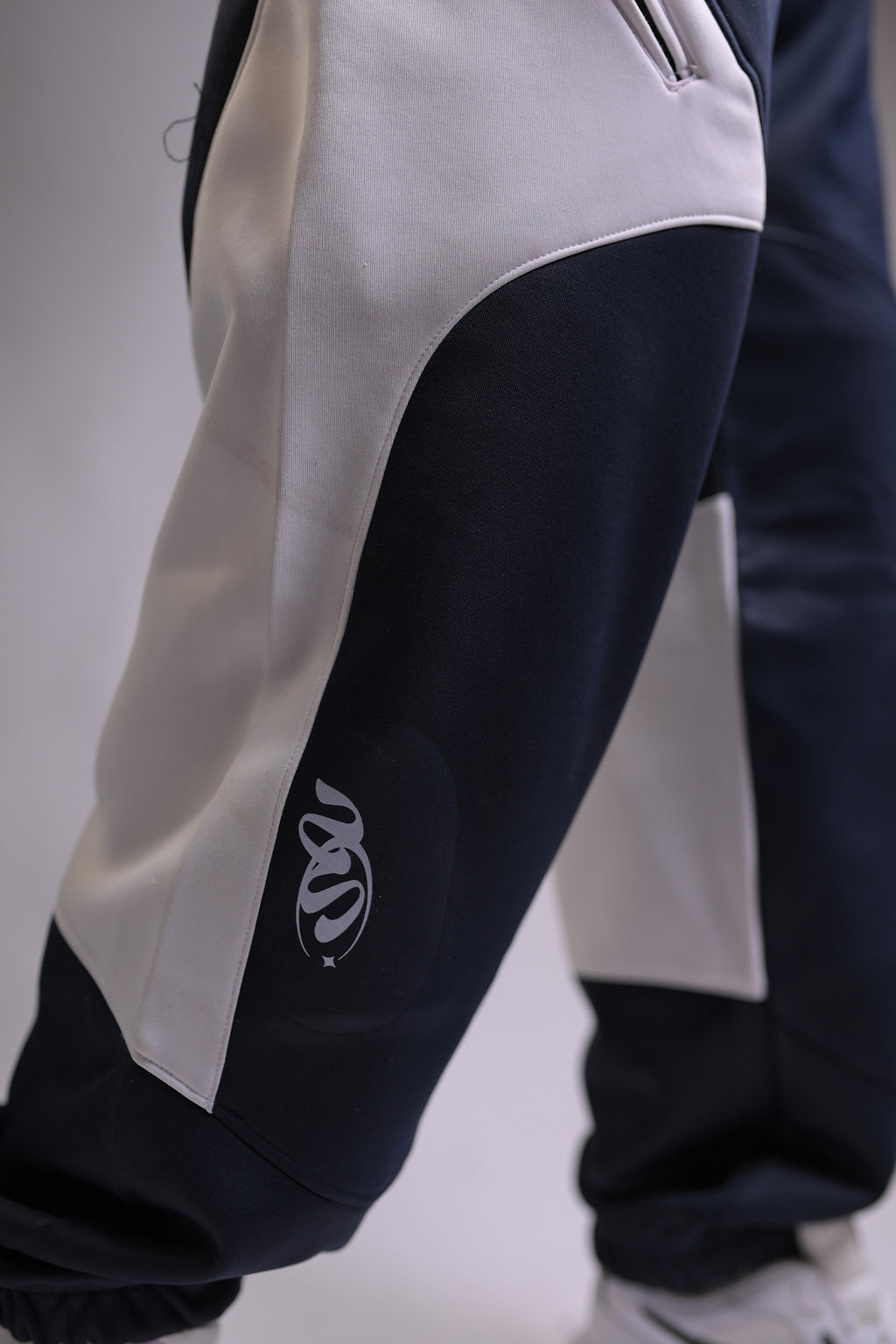 Dual-Tone Vortex Joggers – Navy & White