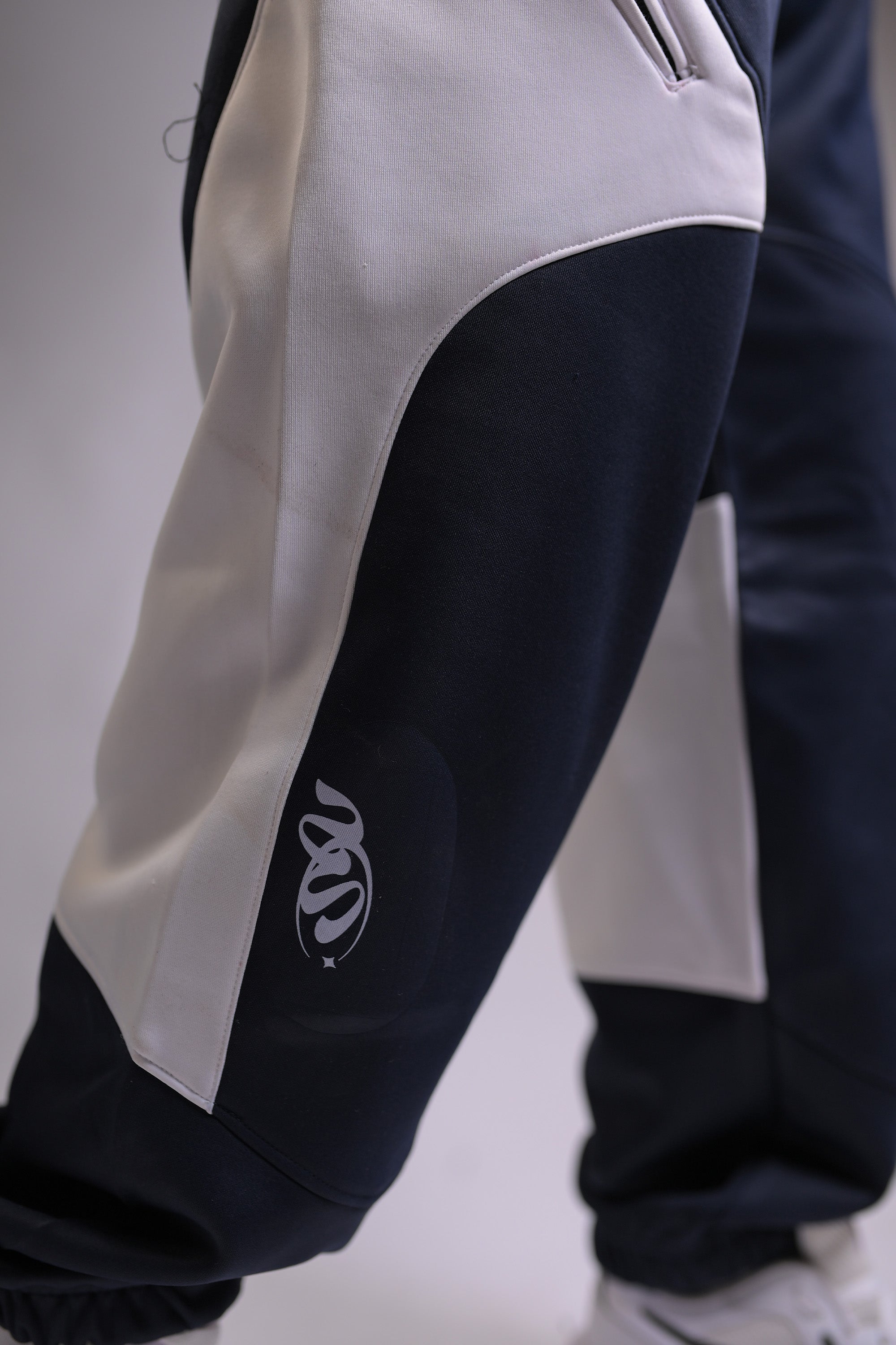 Dual-Tone Vortex Joggers – Navy & White